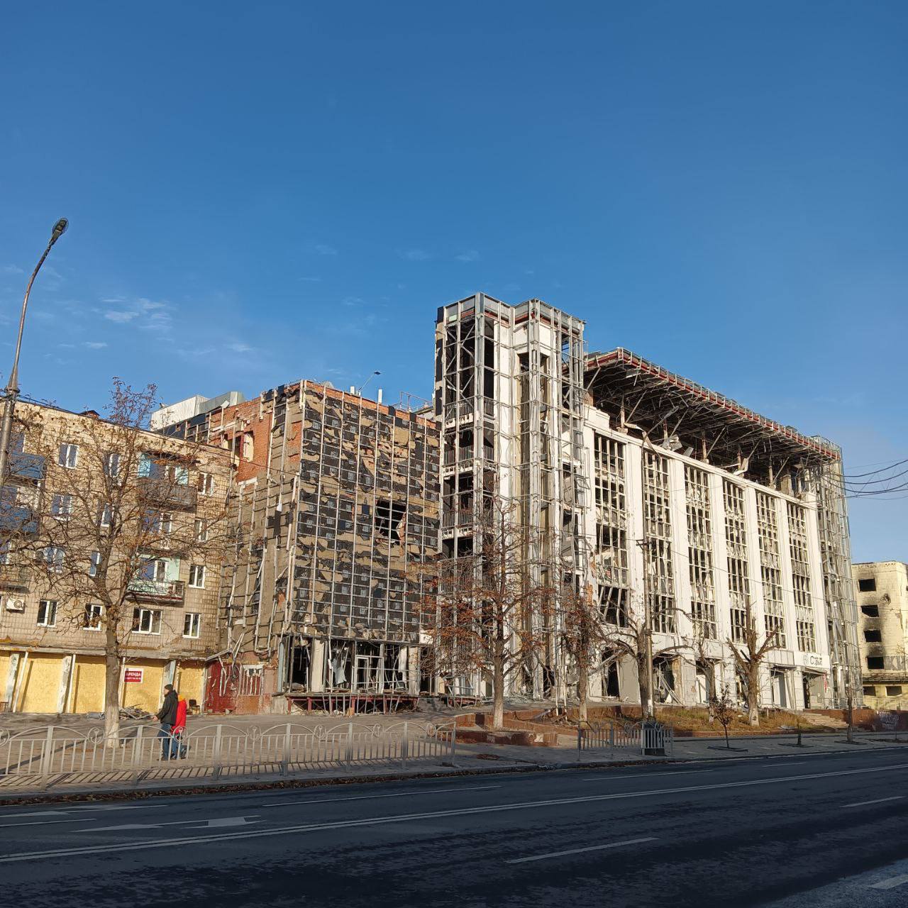 У Маріуполі місцеві виживають в нелюдських умовах: у більшості немає опалення та світла